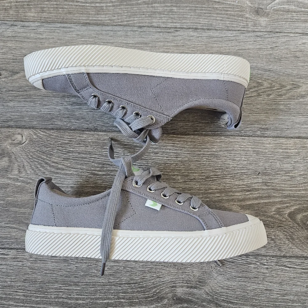 Cariuma OCA Low Canvas Sneaker in Mystic Grey
